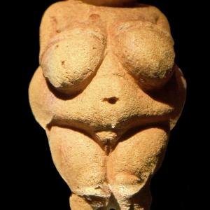 prehistoria/1200px-Venus_of_Willendorf_frontview_retouched_2.jpg prehistoria/1200px-Venus_of_Willendorf_frontview_retouched_2.jpg