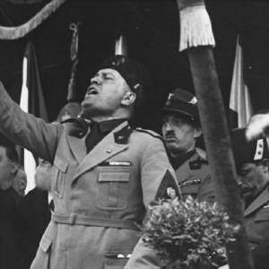 img/Bundesarchiv_Bild_102-09844,_Mussolini_in_Mailand.jpg