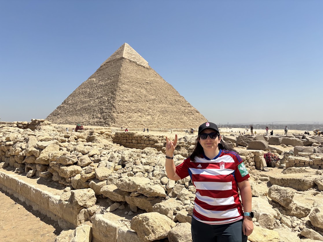 Foto mía en Giza con la camiseta del Granada CF